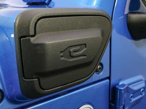 Used 2023 Jeep Wrangler Unlimited Sahara w/ Cold Weather Group AWD/4WD image 7