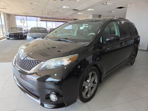 Used 2011 Toyota Sienna SE w/ Preferred Pkg image 3