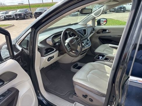 Used 2018 Chrysler Pacifica Touring-L w/ Advanced Safetytec Group image 20