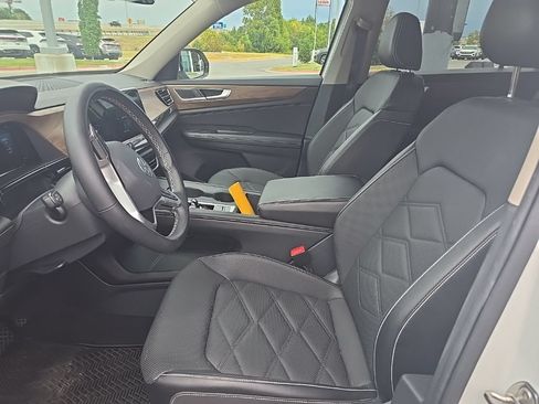 Used 2024 Volkswagen Atlas SE FWD image 3