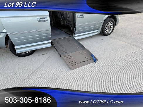 Used 2005 Chrysler Town & Country Touring w/ Luxury Group image 9