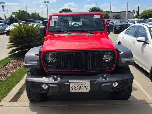 Used 2025 Jeep Wrangler Unlimited Sport AWD/4WD image 2
