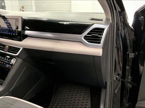 Used 2025 Volkswagen Taos SE FWD image 19