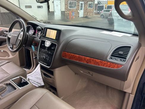 Used 2016 Chrysler Town & Country Touring w/ Driver Convenience Group image 18