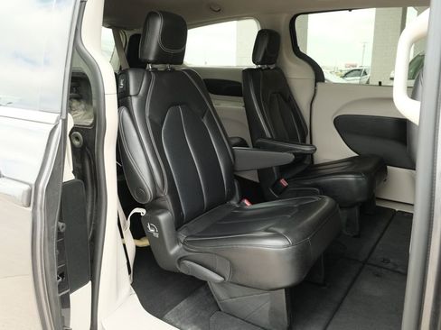 Used 2023 Chrysler Pacifica Touring-L image 29