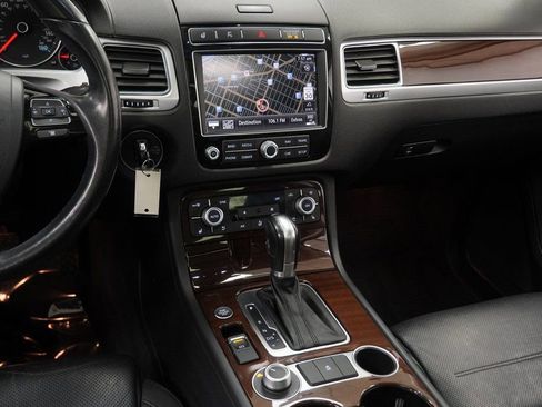 Used 2016 Volkswagen Touareg VR6 image 24