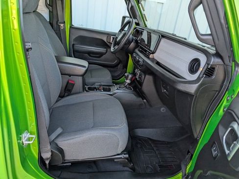 Used 2025 Jeep Gladiator Sport image 28