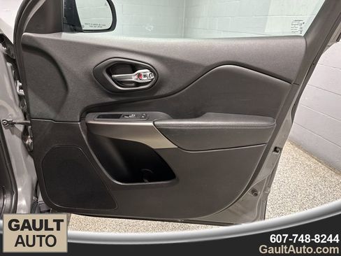 Used 2021 Jeep Cherokee Latitude Lux w/ Sun & Sound Group image 16