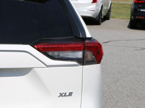 Used 2019 Toyota RAV4 XLE Premium FWD image 7
