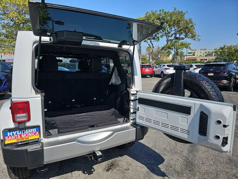 Used 2017 Jeep Wrangler Unlimited Sahara w/ Connectivity Group AWD/4WD image 12