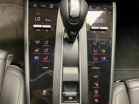 Used 2022 Porsche Macan AWD/4WD image 27