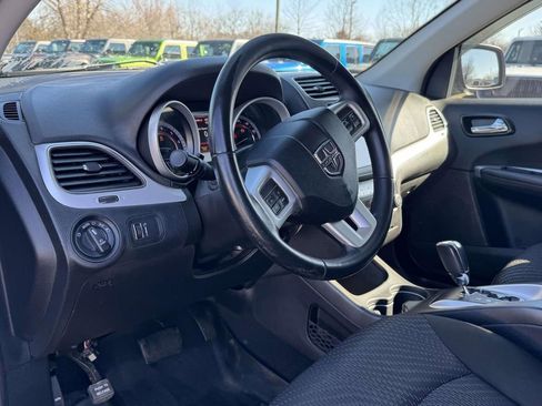 Used 2019 Dodge Journey SE w/ Premium Group image 2