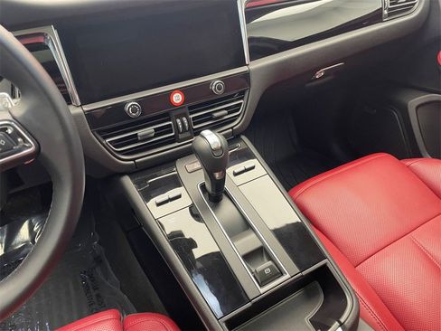 Certified 2025 Porsche Macan image 13