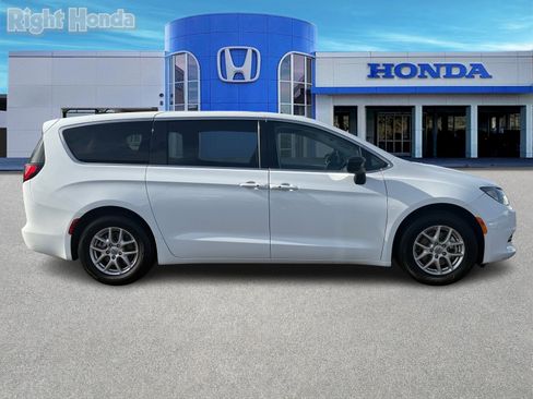 Used 2024 Chrysler Voyager LX image 8