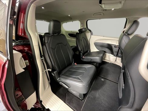 Used 2017 Chrysler Pacifica Touring-L FWD image 25