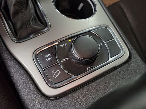 Used 2021 Jeep Grand Cherokee Laredo image 16