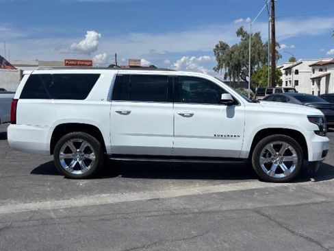 Used 2018 Chevrolet Suburban LT w/ Luxury Package RWD image 2