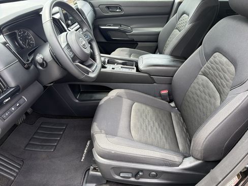 Used 2025 Nissan Pathfinder SV FWD image 18
