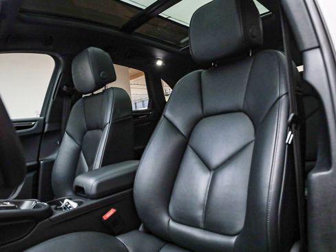 Used 2025 Porsche Macan image 5
