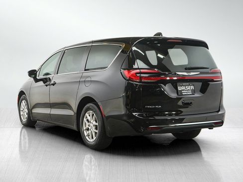 Used 2025 Chrysler Pacifica Select FWD image 3