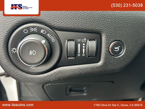 Used 2017 Jeep Cherokee Limited w/ Luxury Group image 28