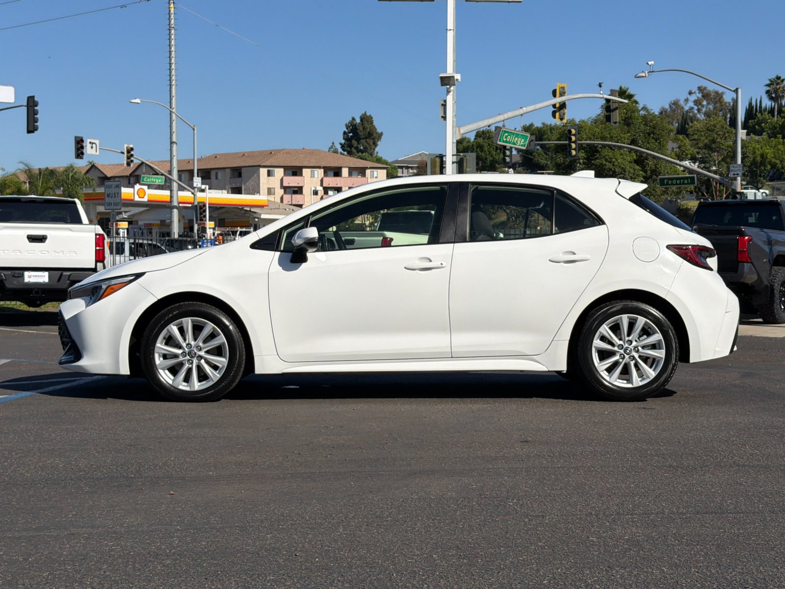 Used 2023 Toyota Corolla SE FWD image 2