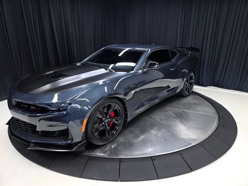 Used 2020 Chevrolet Camaro SS RWD image 9