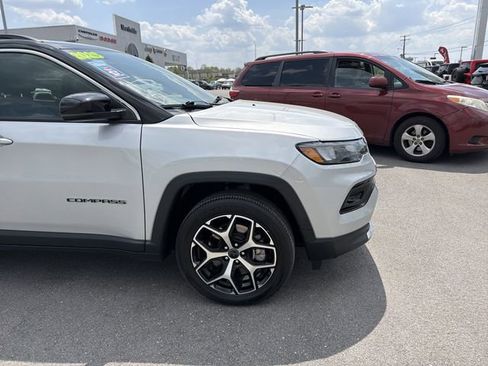 Used 2025 Jeep Compass Limited AWD/4WD image 4