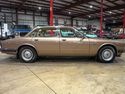 Used 1988 Jaguar XJ Vanden Plas RWD image 10
