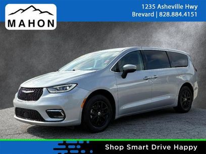 Used 2023 Chrysler Pacifica Touring-L