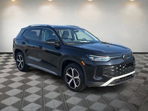 Used 2025 Volkswagen Tiguan SE AWD/4WD image 3