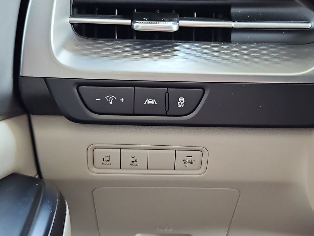 Used 2024 Kia Carnival LX FWD image 16