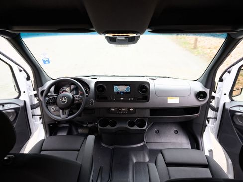 Used 2023 Mercedes-Benz Sprinter 2500 image 14