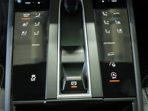 Certified 2025 Porsche Macan AWD/4WD image 22