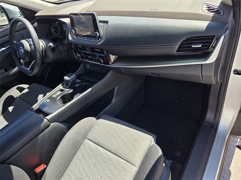 Used 2021 Nissan Rogue SV image 16