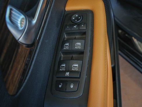 Used 2023 Chrysler Pacifica Pinnacle FWD image 33