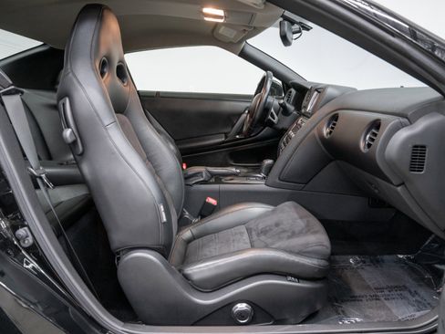 Used 2013 Nissan GT-R Premium image 36