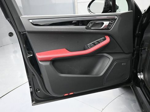 Certified 2025 Porsche Macan AWD/4WD image 15