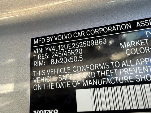 Certified 2025 Volvo XC40 B5 Plus image 23