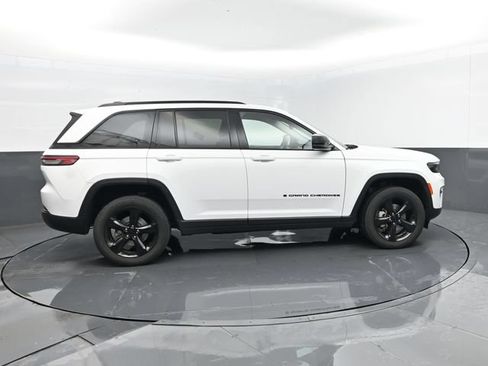 Used 2023 Jeep Grand Cherokee Limited w/ Black Appearance Package AWD/4WD image 4