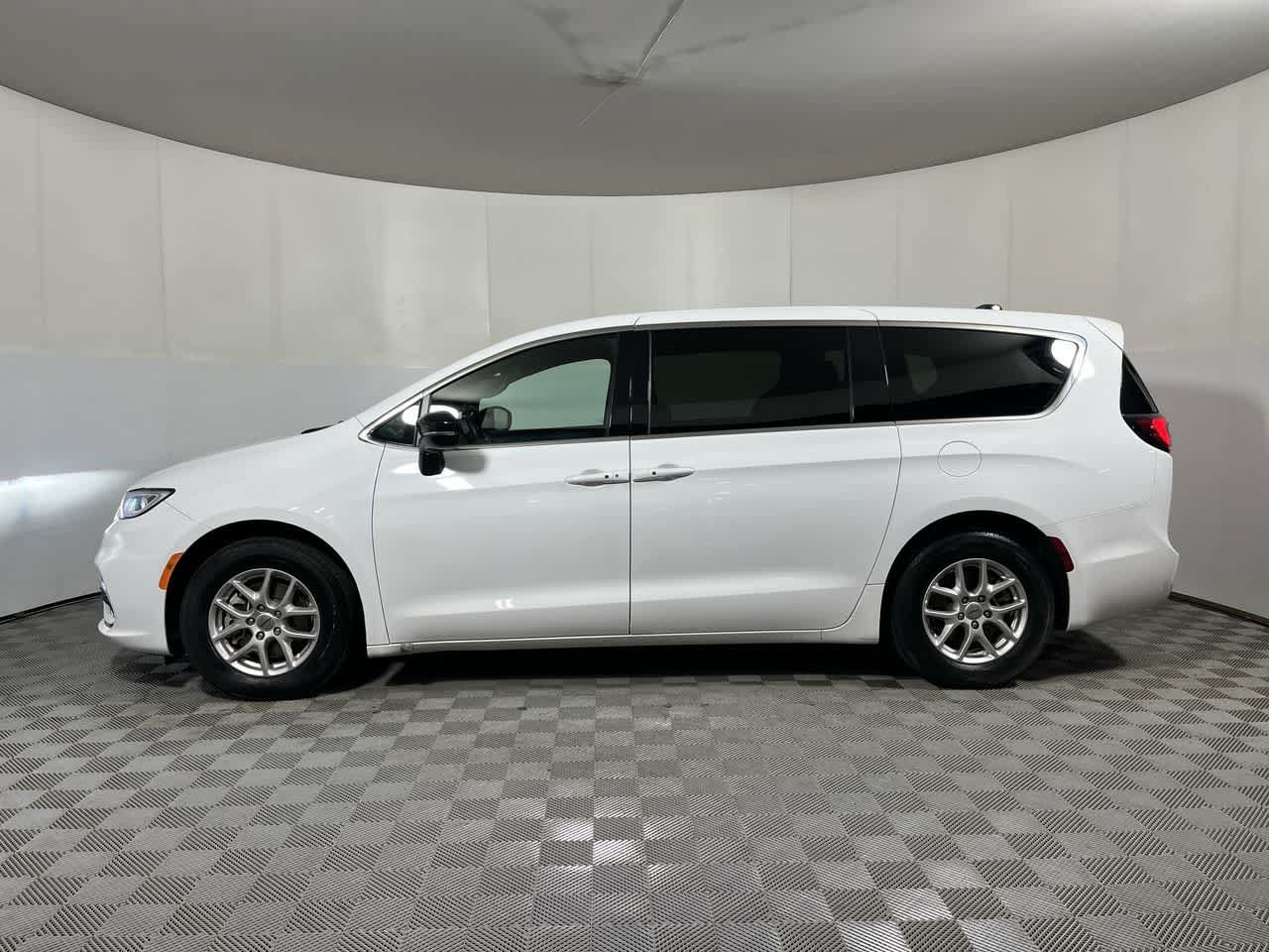 Used 2025 Chrysler Pacifica Select FWD image 5