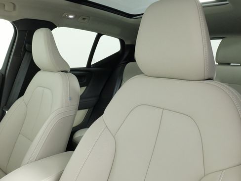 Used 2024 Volvo XC40 B5 Plus w/ Climate Package image 32