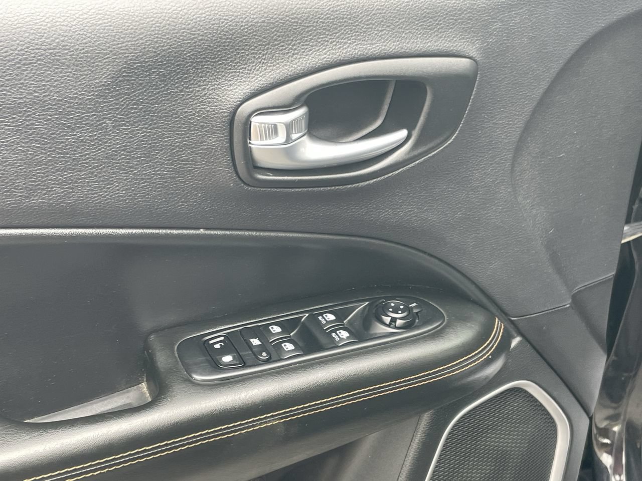 Used 2018 Jeep Compass Limited w/ Navigation Group AWD/4WD image 29