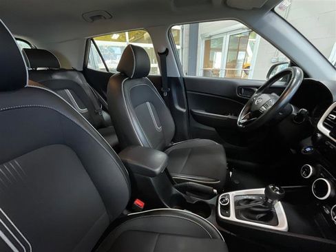 Used 2022 Hyundai Venue Limited FWD image 28