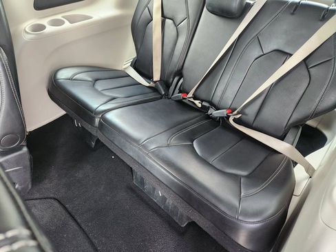 Used 2024 Chrysler Pacifica Touring-L FWD image 31