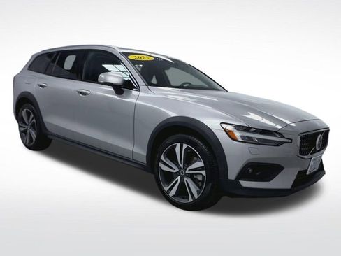 Used 2025 Volvo V60 B5 Cross Country Plus AWD/4WD image 18
