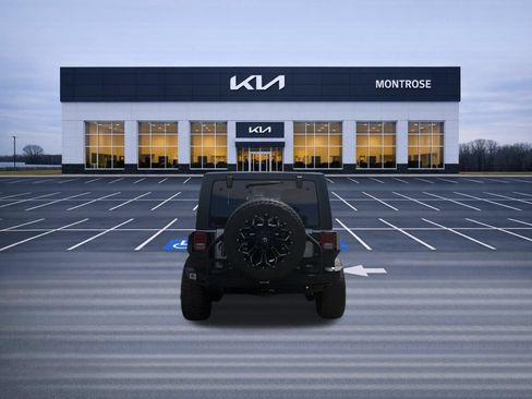 Used 2015 Jeep Wrangler Unlimited Sahara w/ Connectivity Group AWD/4WD image 7