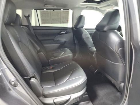 Used 2024 Toyota Highlander XLE FWD image 14