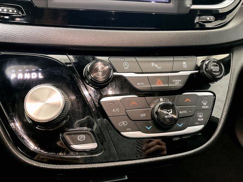 Used 2020 Chrysler Pacifica Touring-L image 26
