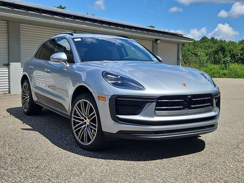 Certified 2026 Porsche Macan AWD/4WD image 9